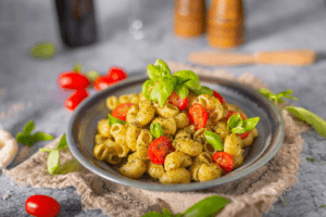 Pasta me pesto dhe tomatina 