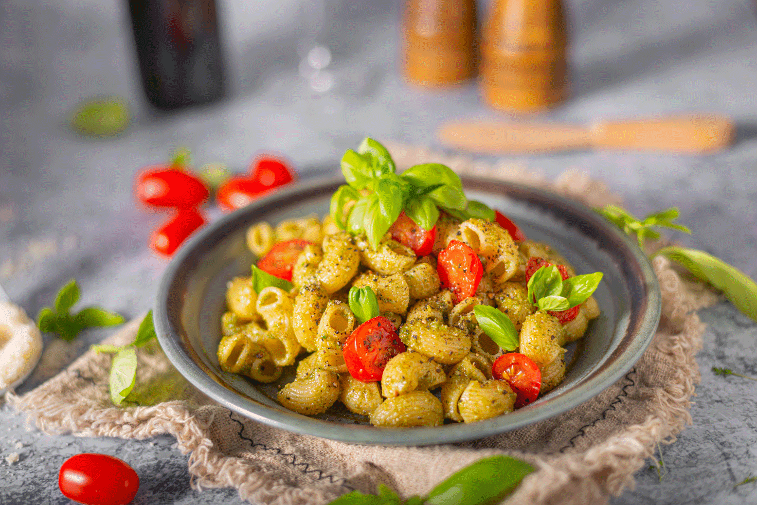 Pasta me pesto dhe tomatina 